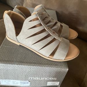 Cute sandals! Brand new !! Size 5 !